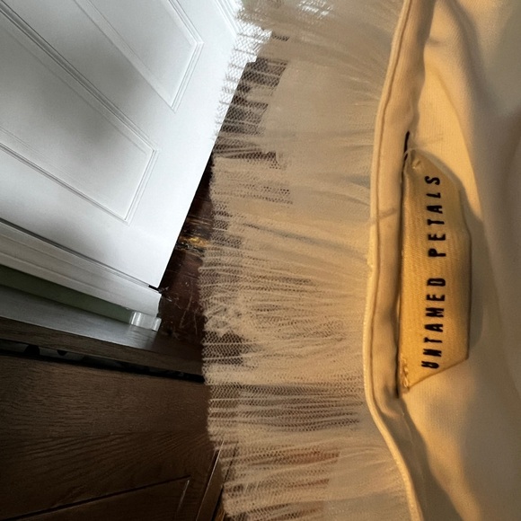 NWOT Untamed Petals White Mini - Picture 7 of 7